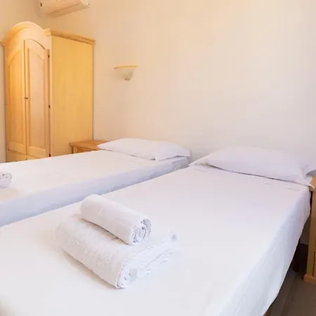 Yellow House-villetta Con Giardino Appartamento Oristano