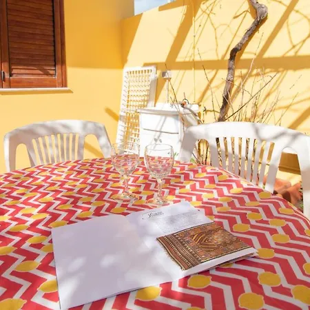 Yellow House-villetta Con Giardino Apartment